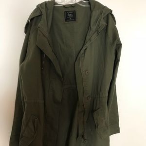 NEEDS TO GO 🍃 Army green coat! 🍃